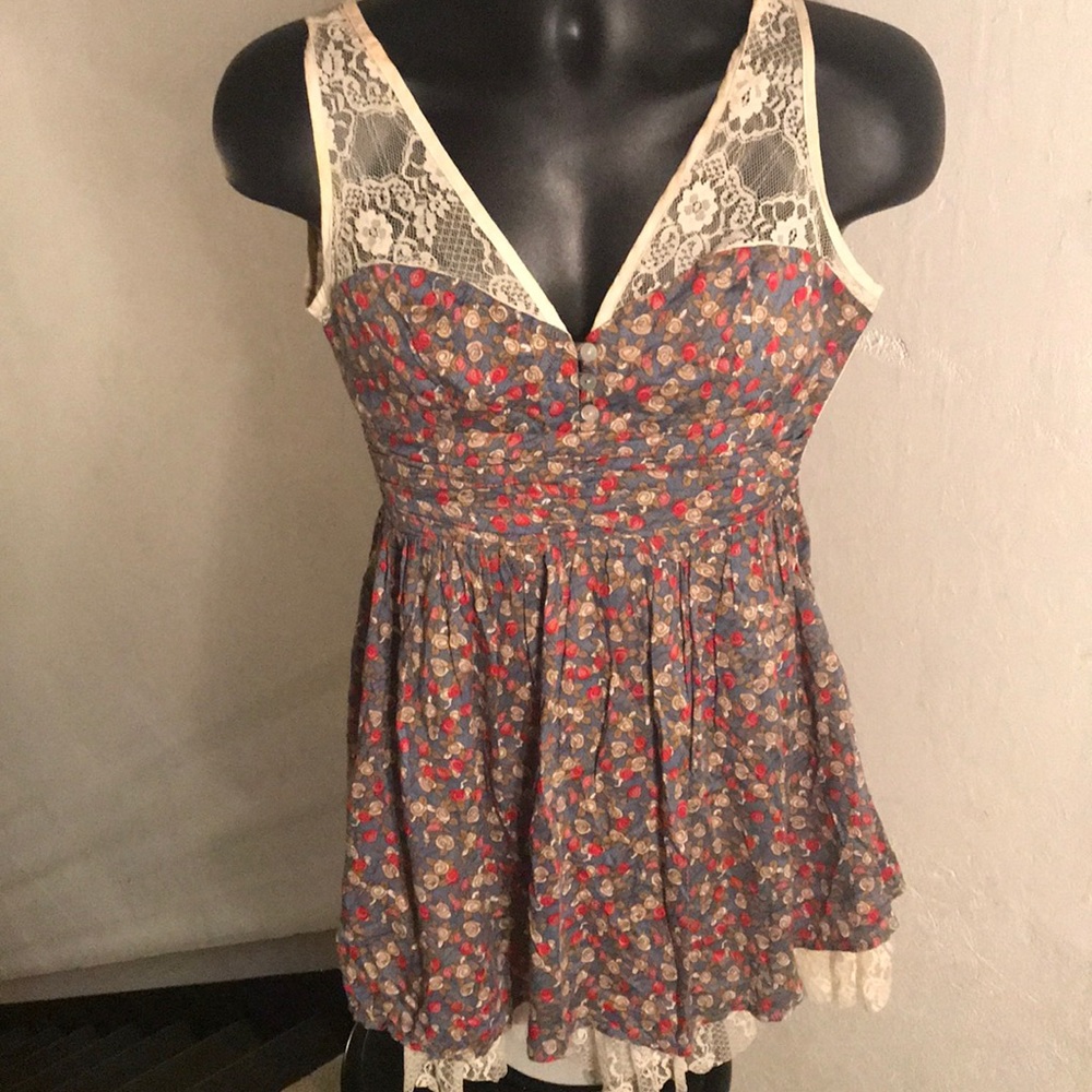 Cute dress with flower pattern and lace trim